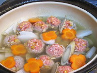 だし汁で根菜を煮た後、肉団子を煮る(キノコ甘酒鍋１)