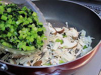 野沢菜スパ材料を炒める